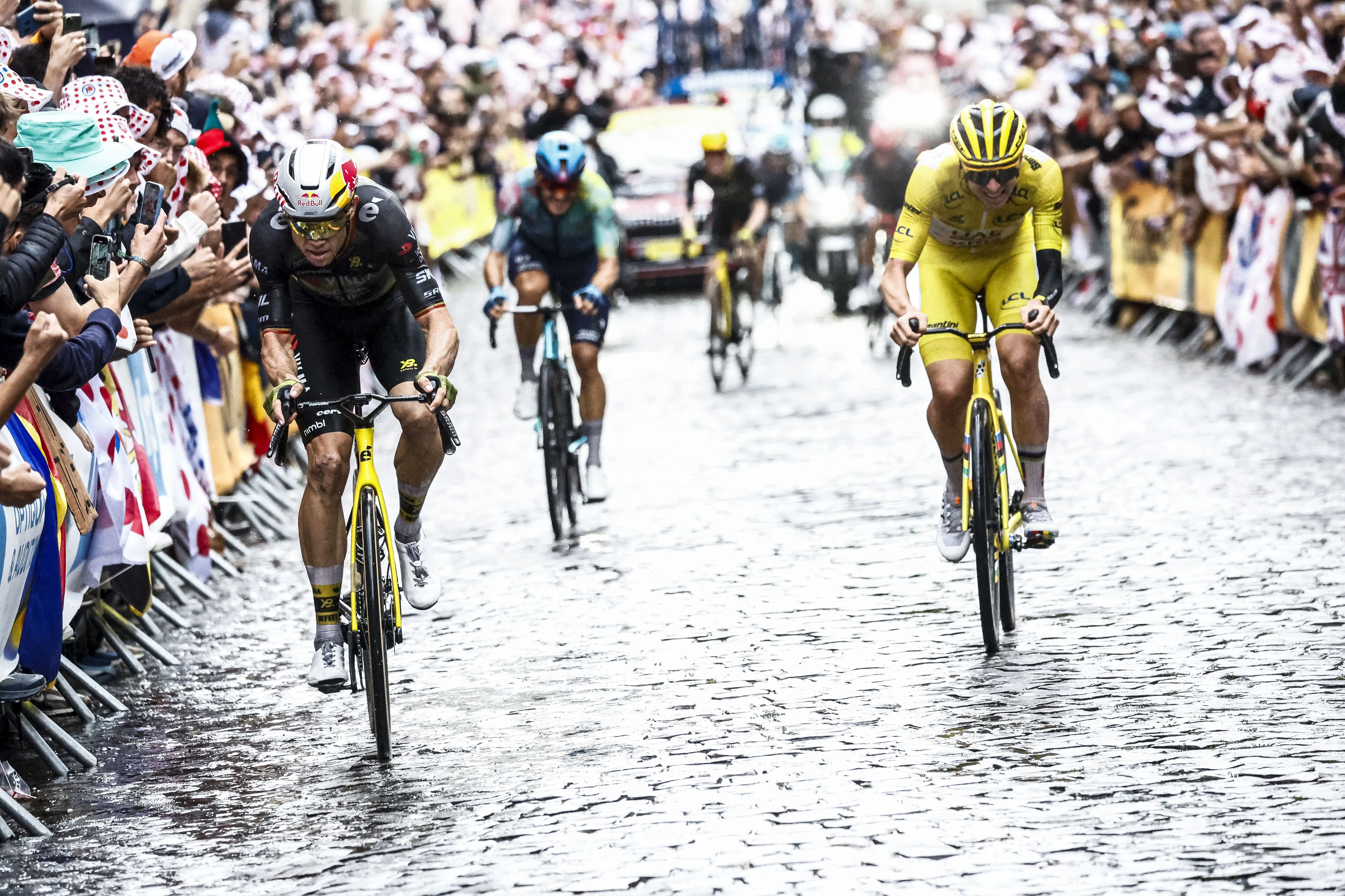 "'Aku Tak Siap untuk Emosi Ini' – Wout van Aert Taklukkan Montmartre untuk Menangi Etape Final Tour de France Lagi"